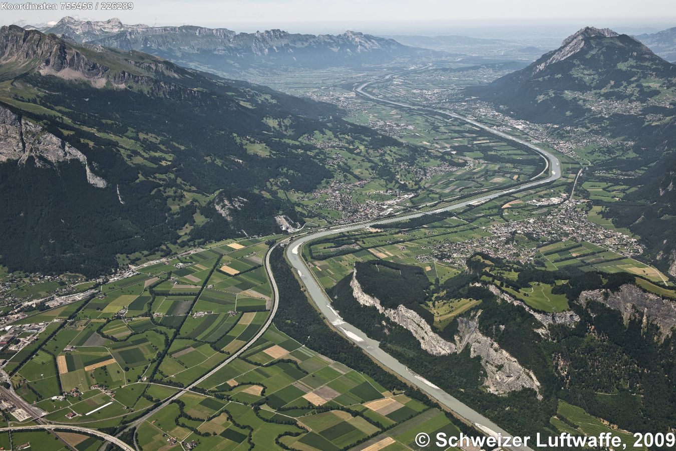 Liechtensteiner Rheintal, Blickrichtung N. Im Vordergrund rechts: Fläscherberg, Davor liegend: Balzers. Ganz links unten: Sargans mit Gonzen. Am ersten Rheinknie: Trübbach, daran anschliessend gegen N: Wartau und Sevelen. Erste Siedlung auf der rechten Rheinseite nach Balzers: Triesen, darüber Triesenberg.am Alpspitz / Gafleisental. Weiter rheinabwärts: Vaduz, Schaan, Bendern, Gamprin, Eschen.